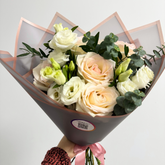 Buchet “Fragrance” cu trandafiri și lisianthus